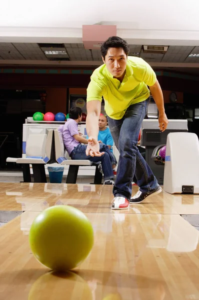 Adam bowling salonu — Stok fotoğraf