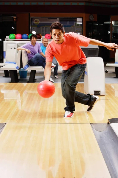 Mannen op de bowlingbaan — Stockfoto