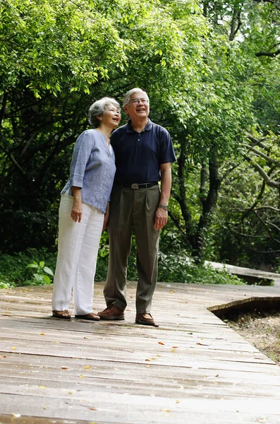 Pareja de pie en parque — Foto de Stock