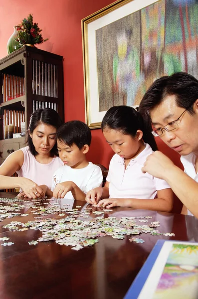 Familjen sortering pussel — Stockfoto