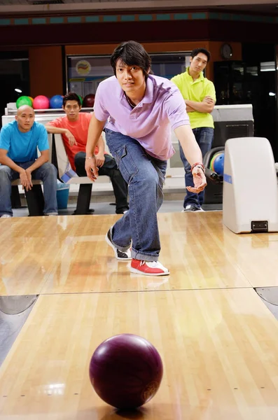 Mannen op de bowlingbaan — Stockfoto