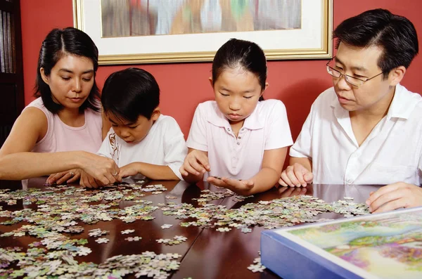 Familia de fijación rompecabezas — Foto de Stock