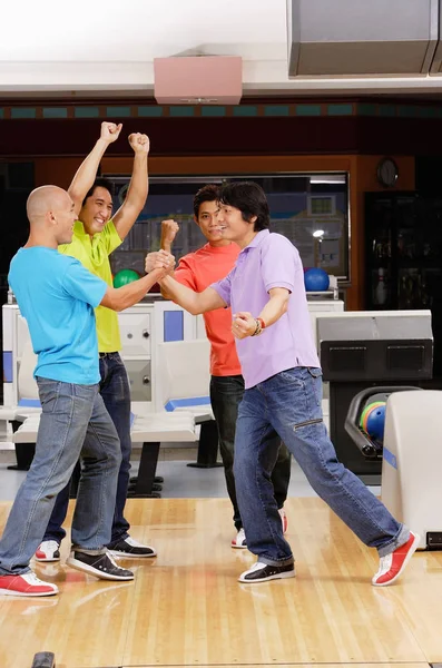Uomini sulla pista da bowling — Foto Stock