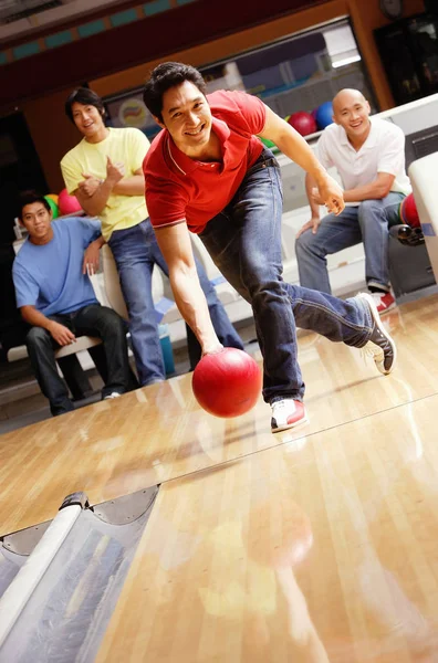 Uomini sulla pista da bowling — Foto Stock