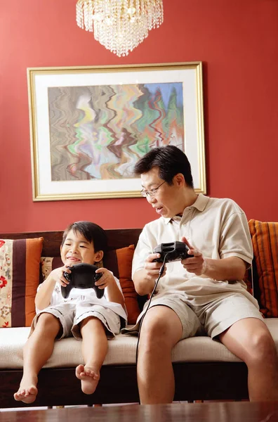 Padre e hijo jugando videojuego — Foto de Stock