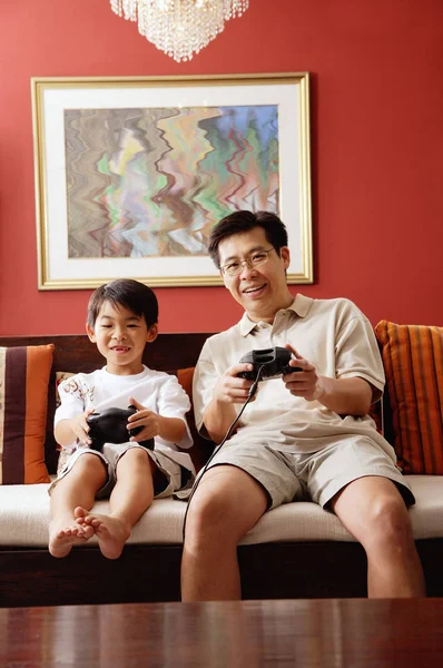 Padre e hijo jugando videojuego — Foto de Stock