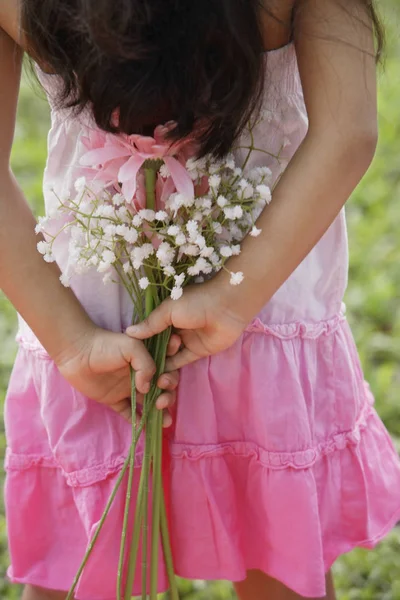 Asiatique fille avec fleurs — Photo