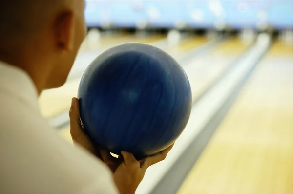 Muž hospodářství bowlingové koule — Stock fotografie