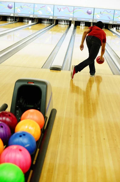 Muž hospodářství bowlingové koule — Stock fotografie