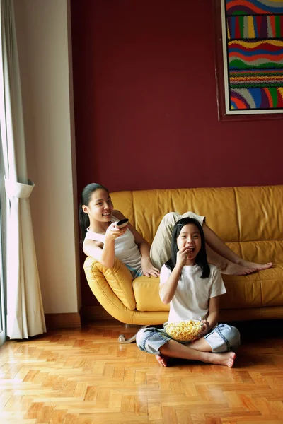 Дівчата сидять у вітальні — стокове фото