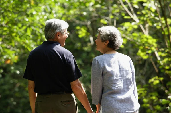Ouder paar, hand in hand — Stockfoto