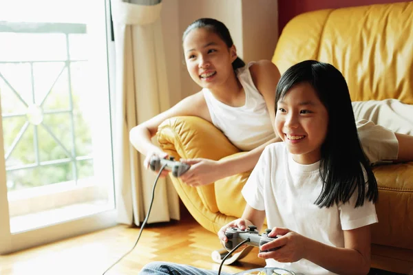 Hermanas jugando videojuegos — Foto de Stock