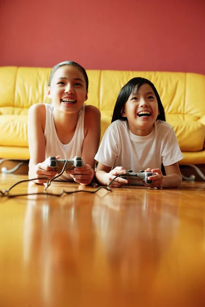 Hermanas jugando videojuegos — Foto de Stock