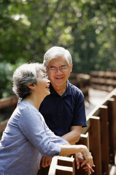 成熟夫妇肩并肩 — 图库照片