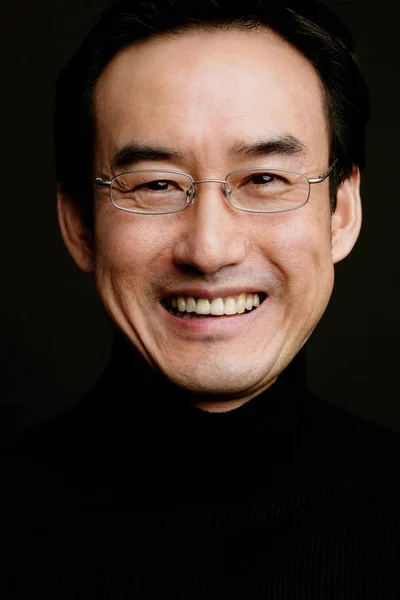 Człowiek w okularach, uśmiechnięty, head Shota — Zdjęcie stockowe