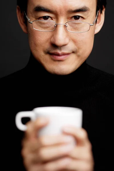 Hombre con gafas, sosteniendo la taza — Foto de Stock