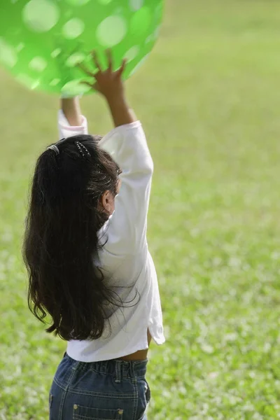 Дівчина з зеленим м'ячем — стокове фото