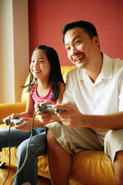 Padre e hija jugando videojuegos —  Fotos de Stock