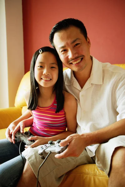 Padre e hija jugando videojuegos — Foto de Stock
