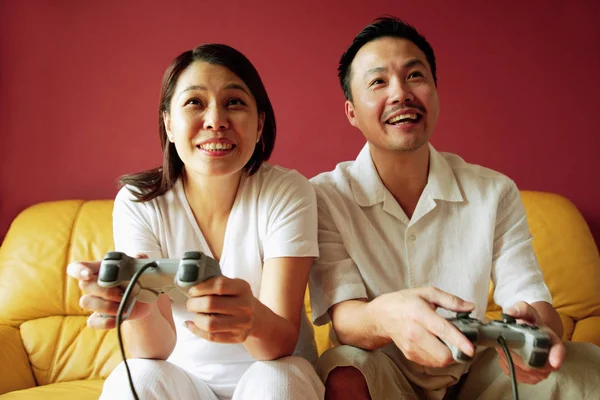 Pareja jugando videojuego — Foto de Stock