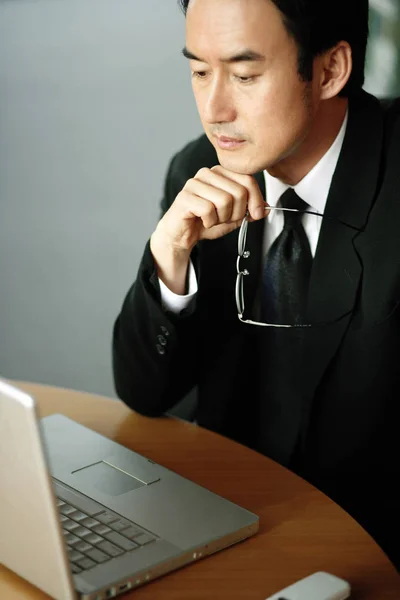 Homme d'affaires regardant ordinateur portable — Photo