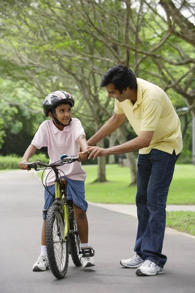 Ragazzo e uomo in bicicletta — Foto Stock