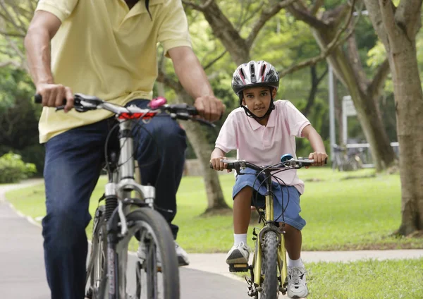 Niño y hombre en bicicleta — Foto de Stock