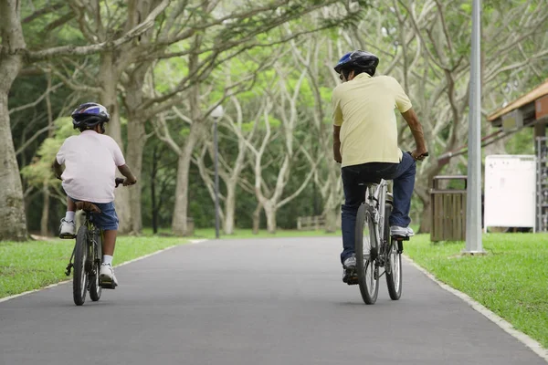 Asiático chico y hombre en bicicleta — Foto de Stock