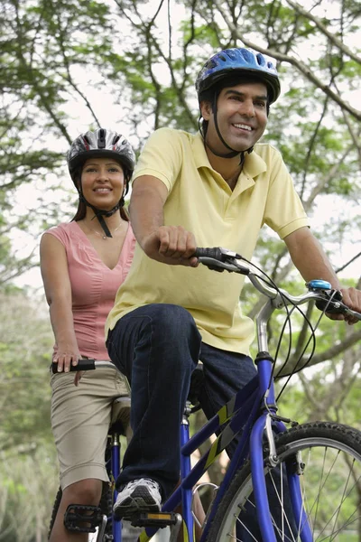 Donna e uomo in bicicletta — Foto Stock