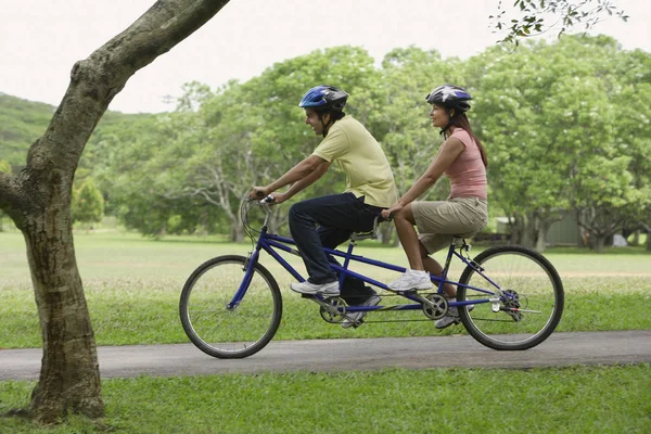 女と男の自転車に — ストック写真