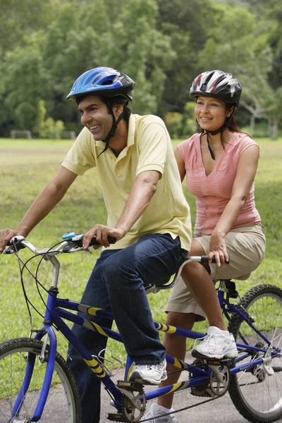 Donna e uomo in bicicletta — Foto Stock