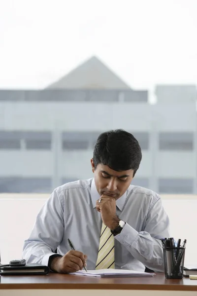 Hombre trabajando en la oficina —  Fotos de Stock