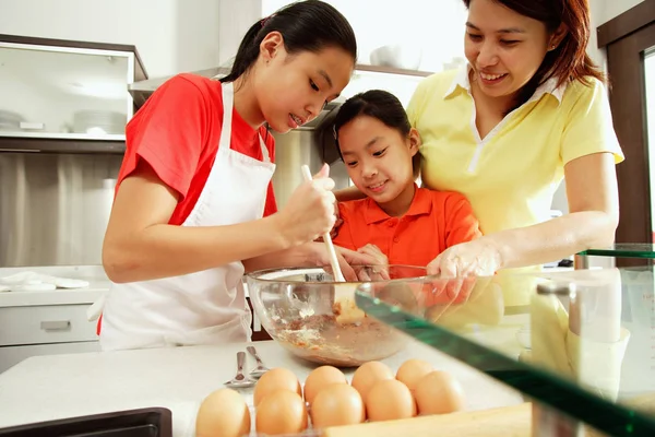 Mutter und zwei Töchter in Küche — Stockfoto