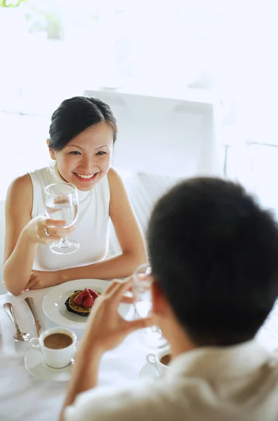 Pareja en la cafetería, mujer sosteniendo vidrio — Foto de Stock