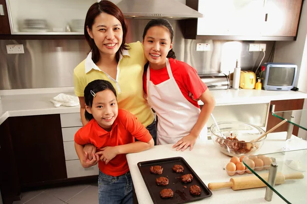 Мати і дві дочки кухні — стокове фото