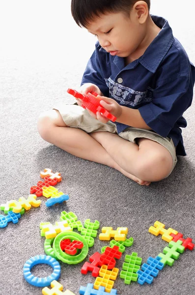 Bambino con giocattoli blocco di costruzione — Foto Stock