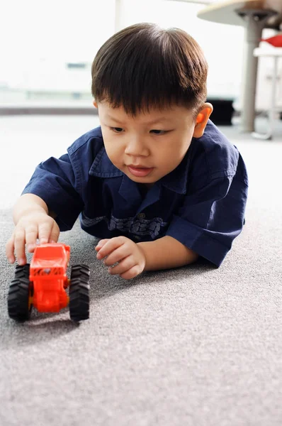 Boy play with toy car — Stock Photo, Image