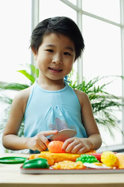Κορίτσι παίζει με το πλαστικό φαγητό — Φωτογραφία Αρχείου