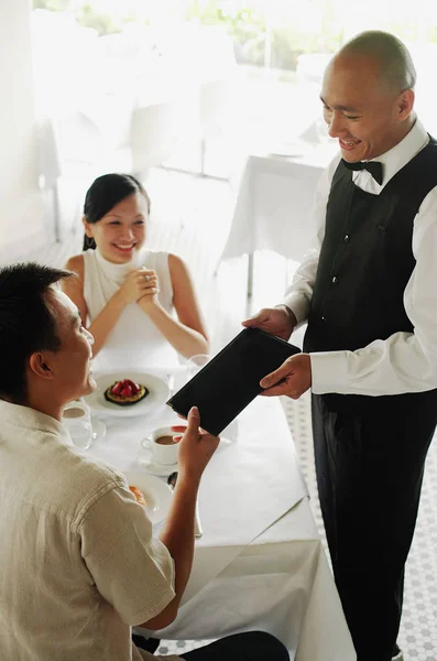 Pareja buscando en restaurante — Foto de Stock