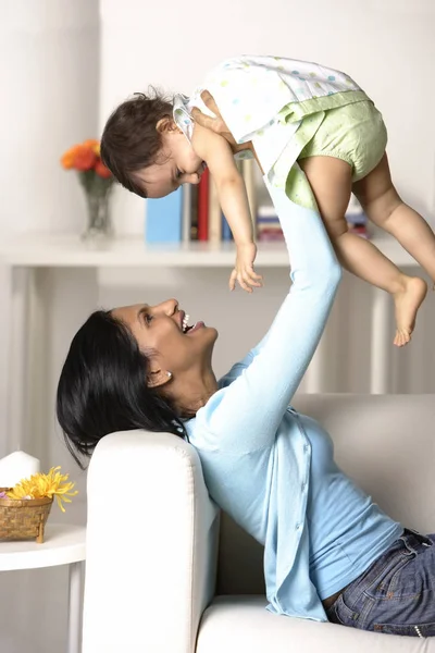 Mujer con linda chica — Foto de Stock