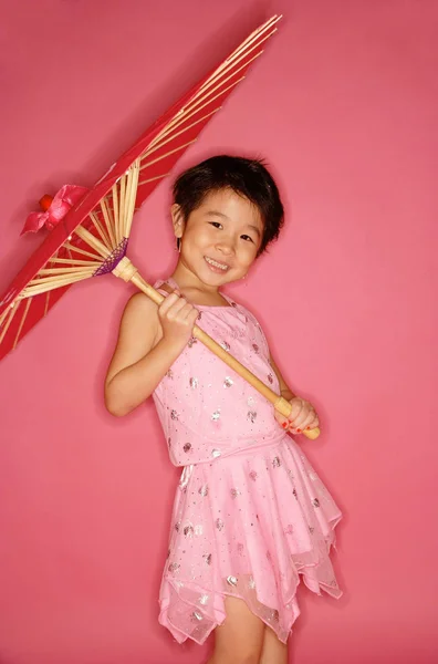 Chica joven en vestido rosa — Foto de Stock