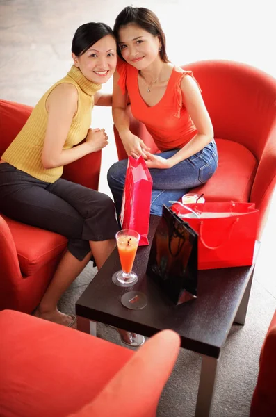Dos mujeres sentadas en la cafetería — Foto de Stock