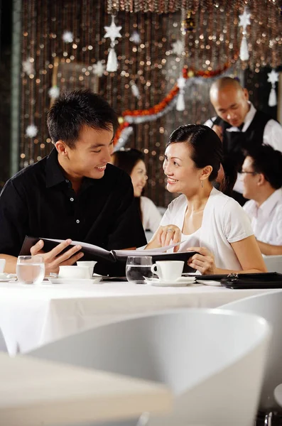 Pareja joven en restaurante — Foto de Stock