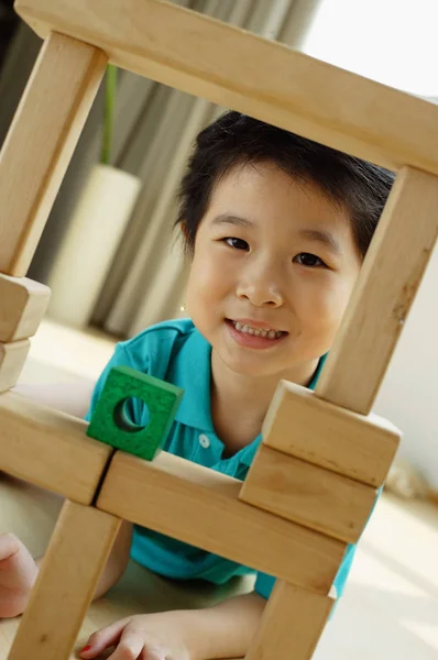 Girl playing with building blocks — Stock Photo, Image
