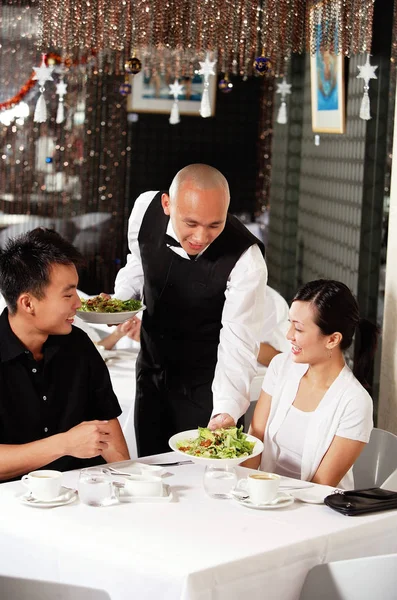 Pareja buscando en restaurante — Foto de Stock