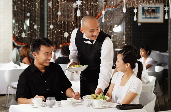 Pareja buscando en restaurante — Foto de Stock