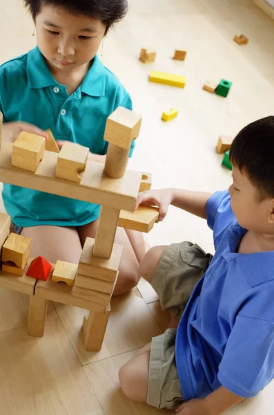 Bambini che giocano con i blocchi — Foto Stock