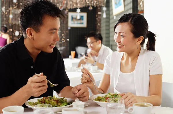 Paar isst im Restaurant — Stockfoto