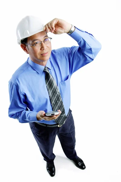 Hombre usando hardhat de pie — Foto de Stock