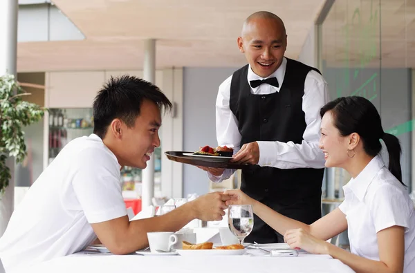 Pareja buscando en restaurante — Foto de Stock